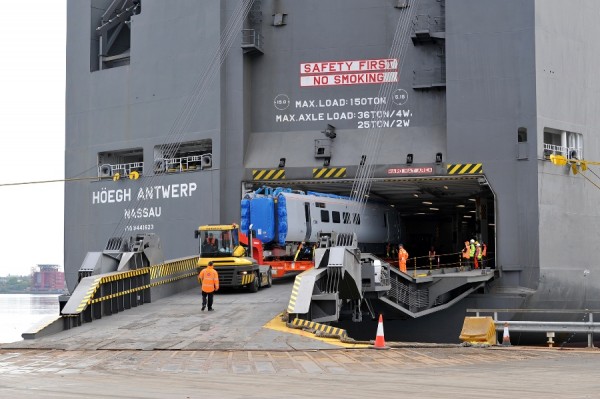 Höegh Antwerp discharges five train carriages at Port of Tyne